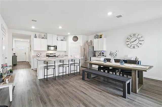 4 bed, 2.0 bath, 1819 sqft, $2,200 — Photo 3