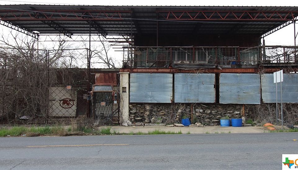 1st image of 300 S Crockett Ave