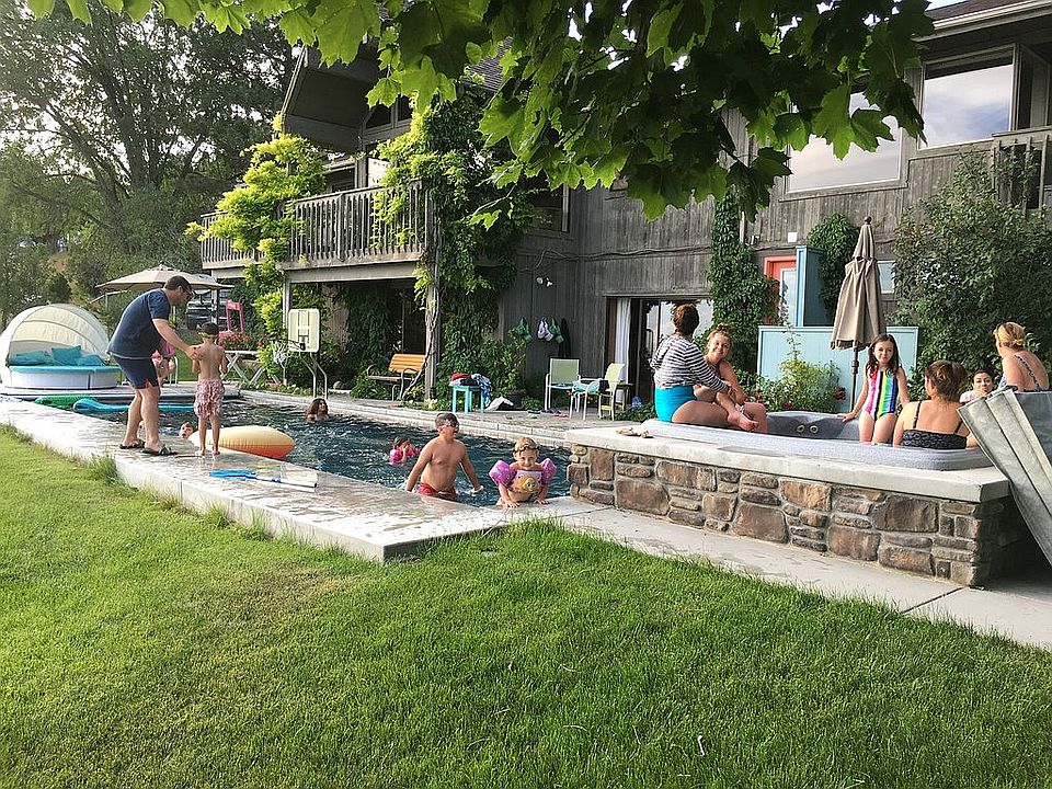 2nd image of 4564 Victoria Cir