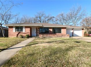 1209 Elmwood St, Gainesville, TX 76240