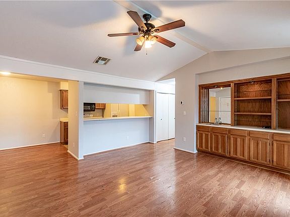 4th image of 1202 Thorpe Ln APT 204