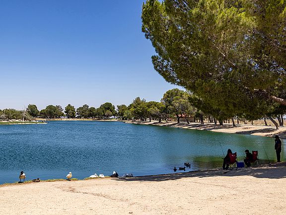 Only 10 minutes to Apollo Community Regional Park