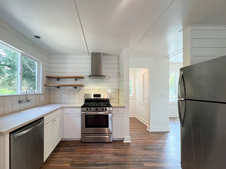 934 Clinton St — Photo 20