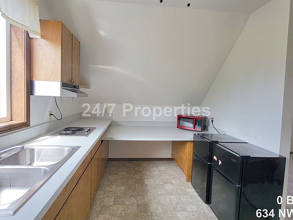 4th image of 636 NW Lee St