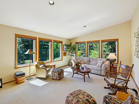 5th image of 718 Shelter Bay Dr