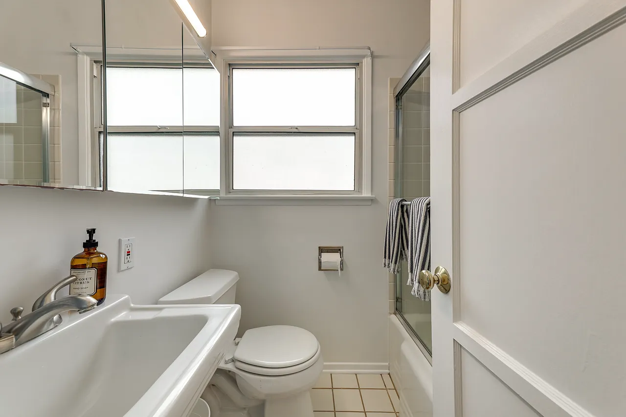 1 bed, 900 sqft, $2,995 — Photo 3