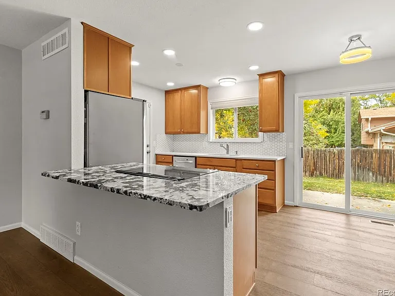 395 Monarch St — Photo 12