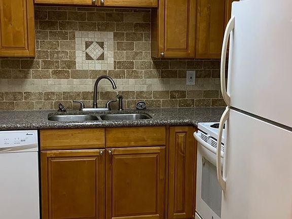 4th image of 209 Columbia Dr APT 9