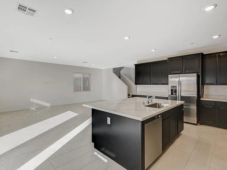 485 Daphne Ter — Photo 13