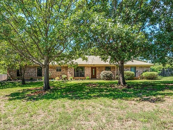 2nd image of 1017 Oakwood Cir