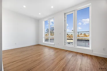 379 Hawthorne Street, #5R