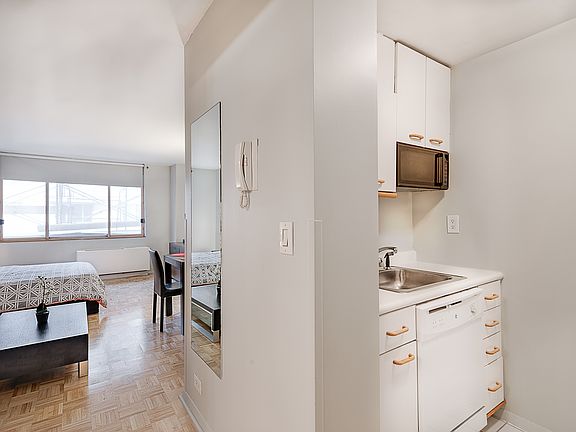 5th image of 350 W 50th St #4EEE