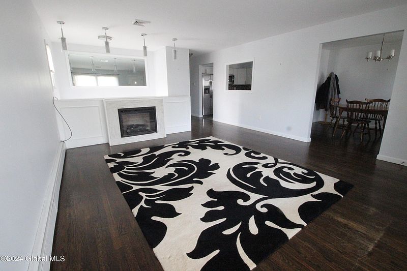 3rd image of 33 Clermont Street