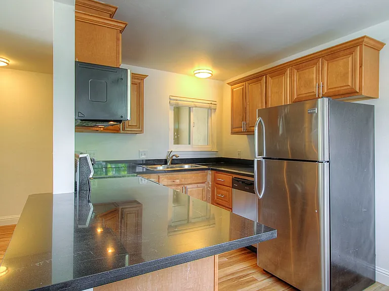 805 W 9th St — Photo 11