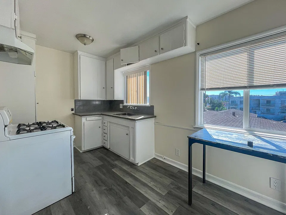 217 E Ivy Ave