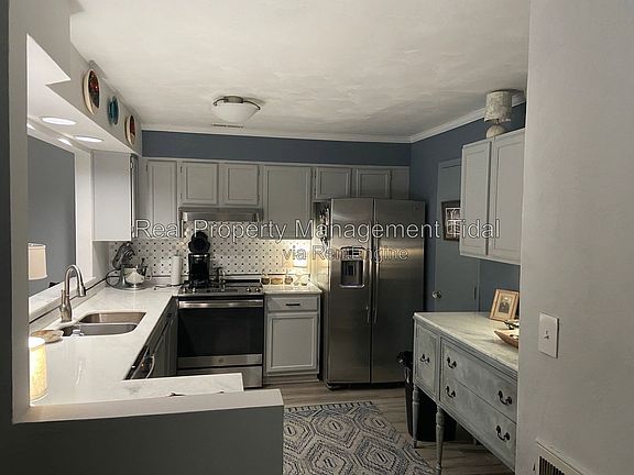 4th image of 1006 Hanson Way