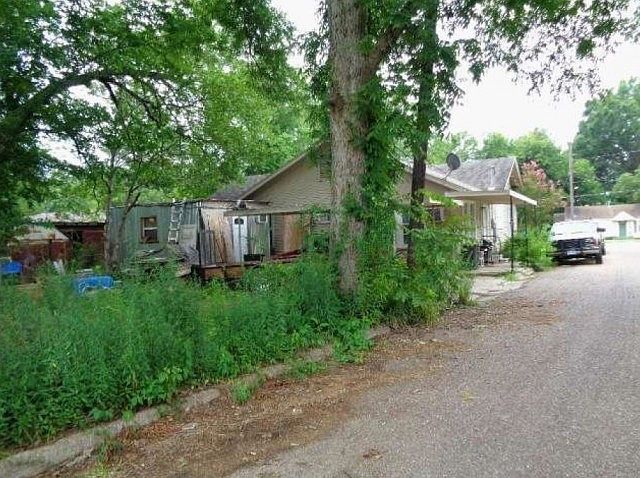 2nd image of 108 W Hoskins St