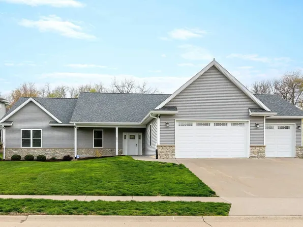 693 Clover Hill Ln, Le Claire, IA 52753