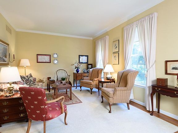 5th image of 105 Charlestown Hunt Dr