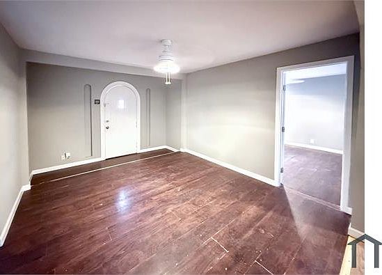 3rd image of 113 Paramount Ave