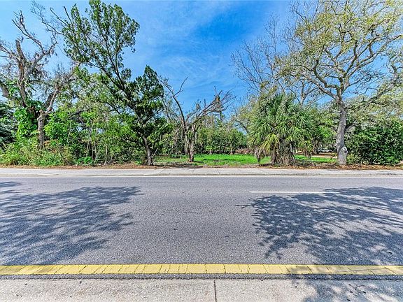 3rd image of 820 S Beneva Rd