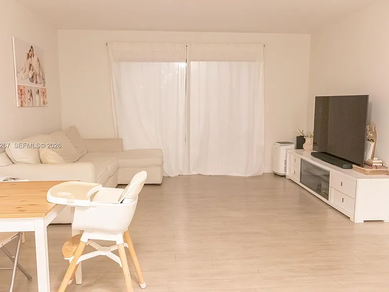 2200 S Cypress Bend Dr #204 — Photo 4