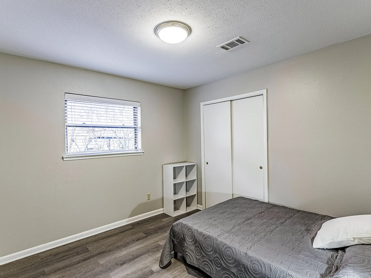 4 bed, 2.0 bath, 1670 sqft, $698 — Photo 2