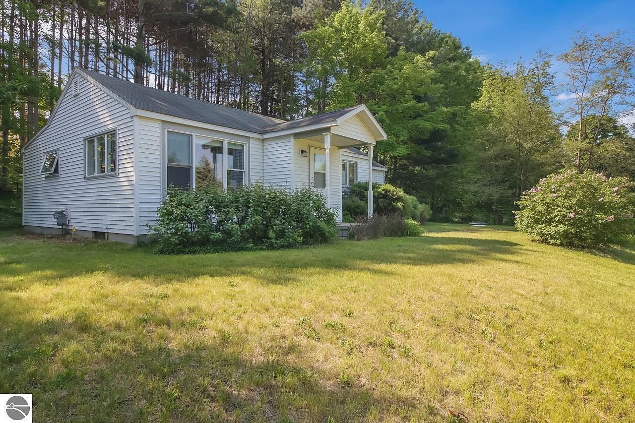 10650 Center Rd, Traverse City, MI 49686 Zillow