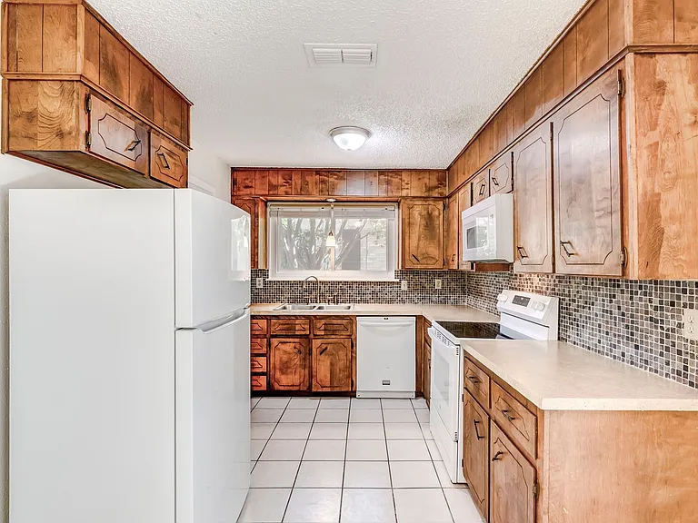 2404 Andover Dr — Photo 12