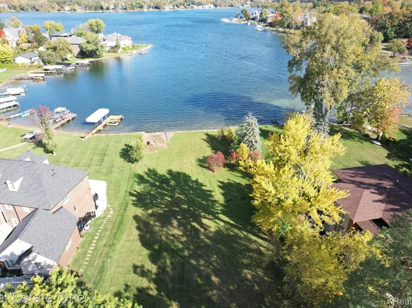 2450 Walnut Lake Rd, West Bloomfield, MI 48323
