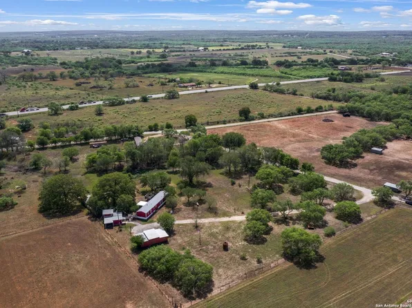 410 rodeo dr, Seguin, TX 78155