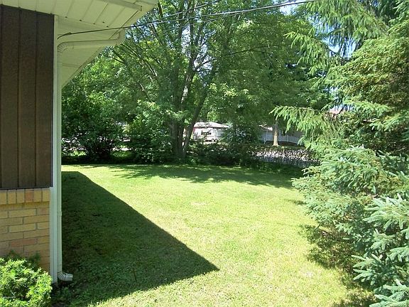 3rd image of 667 Oriole St