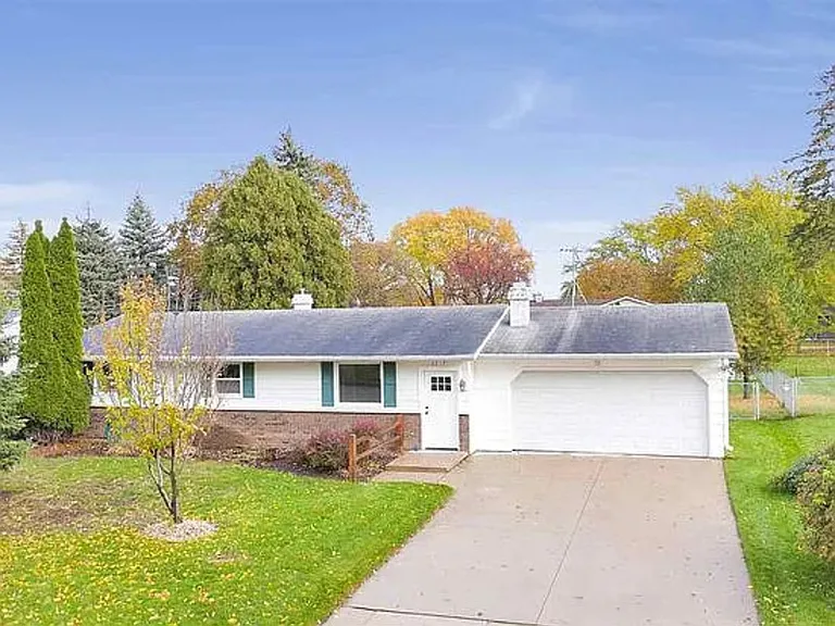 2217 Barberry Ln — Photo 2