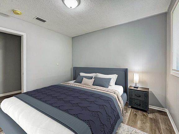 4th image of 1585 W 31st St #13996486
