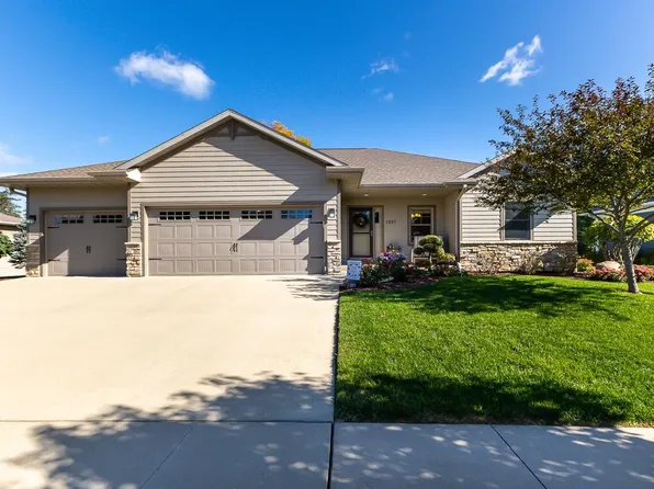 1857 Creek Wood Dr, Dubuque, IA 52003