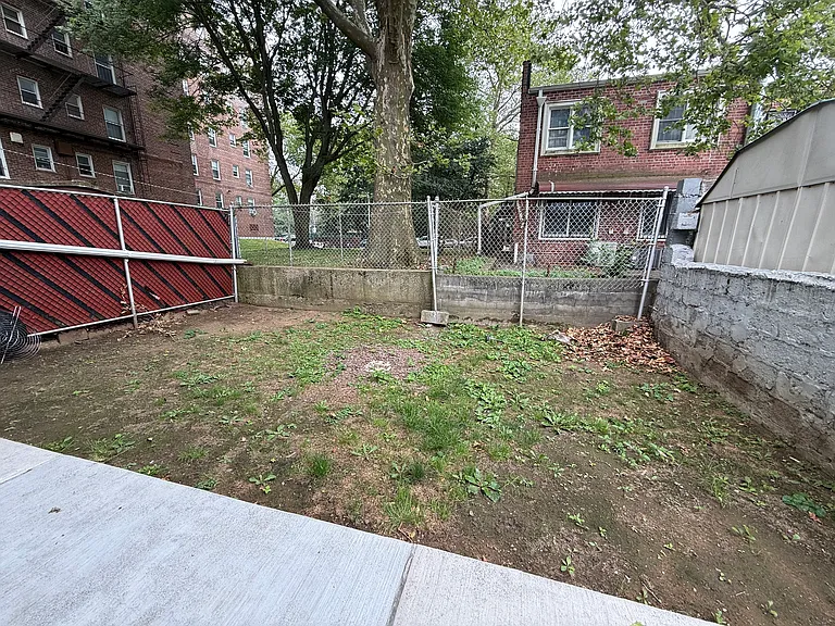 2566 E 1st St #1 — Photo 8