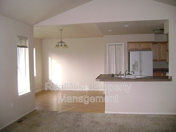 3rd image of 790 NE Quince Ave