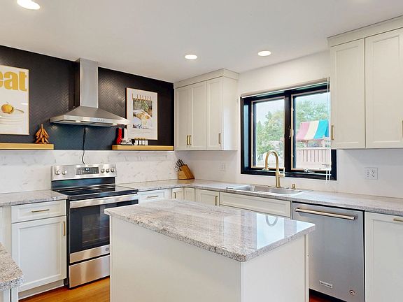 3rd image of 301 E Chapel Ln