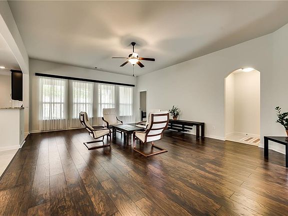 4th image of 801 Summer Oaks Dr