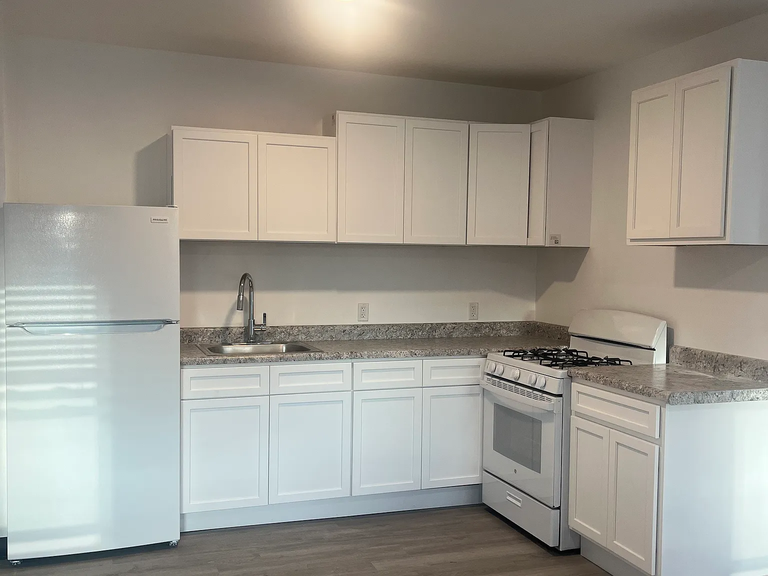 3 bed, $1,900 — Photo 2