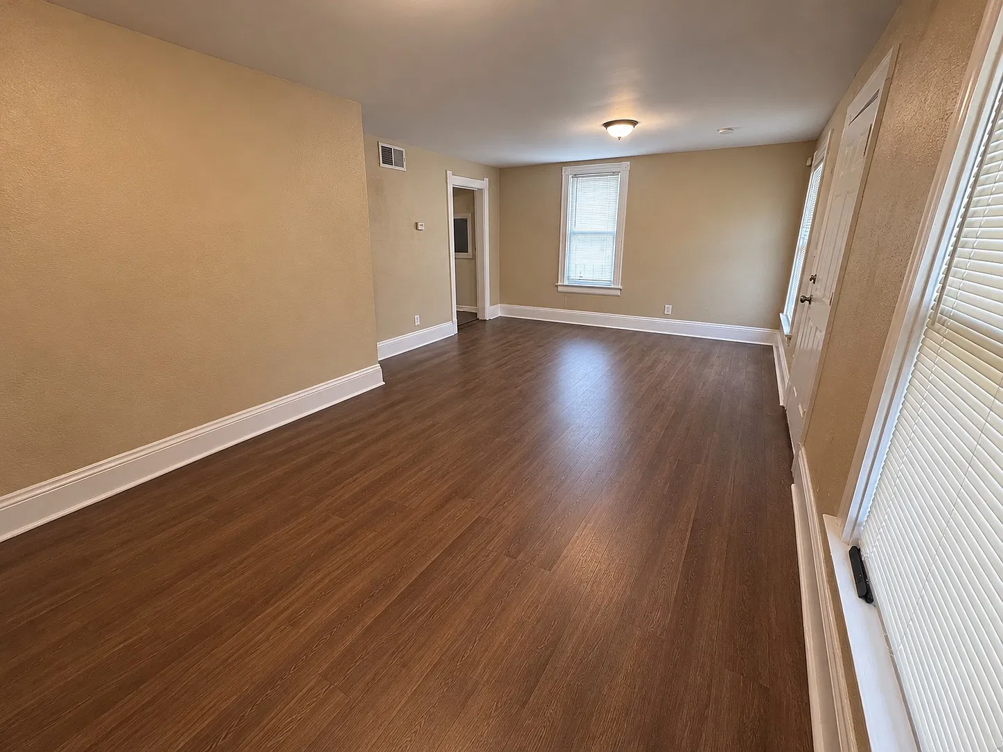 3 bed, 990 sqft, $1,100 — Photo 3