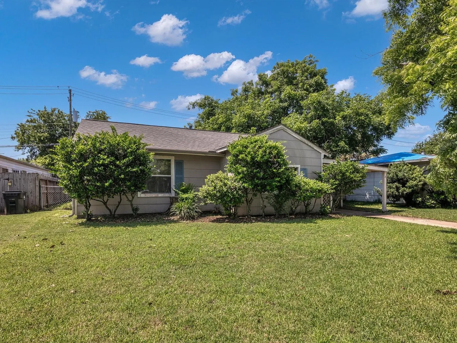 3 bed, 2.0 bath, 1838 sqft, $2,395 — Photo 2