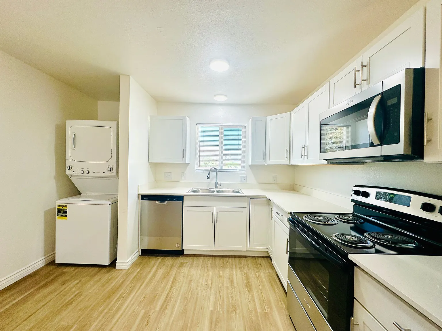 4424 Bellevue Newly Renovated Apartments with All Appliances Included! — Photo 4