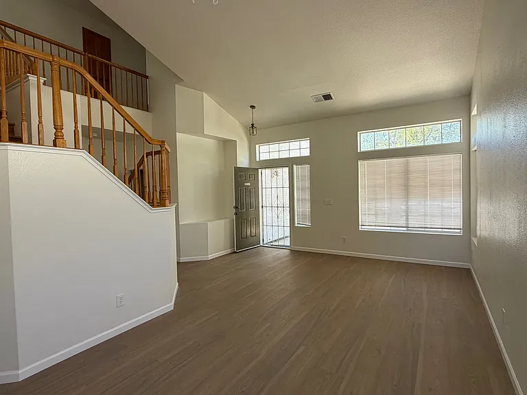 2336 Woodhill Dr — Photo 4