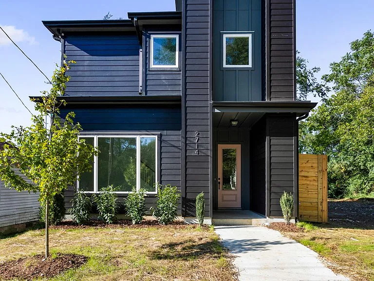 2714 Batavia St — Photo 3