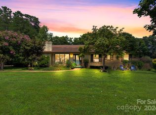 6114 Northlakes Dr, Hickory, NC 28601