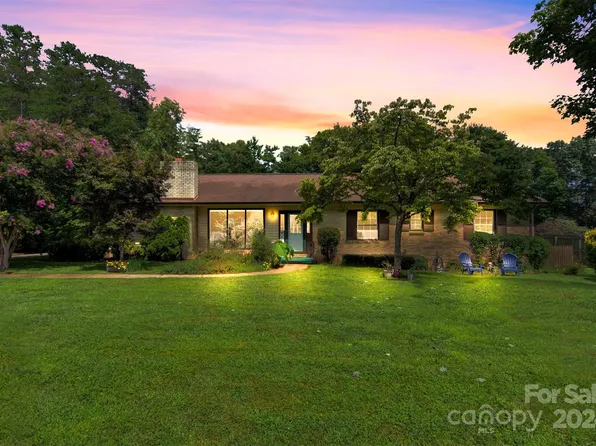 6114 Northlakes Dr, Hickory, NC 28601