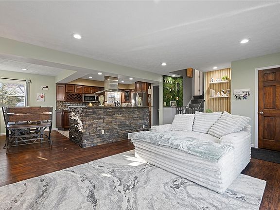 3rd image of 795 Robertson Rd