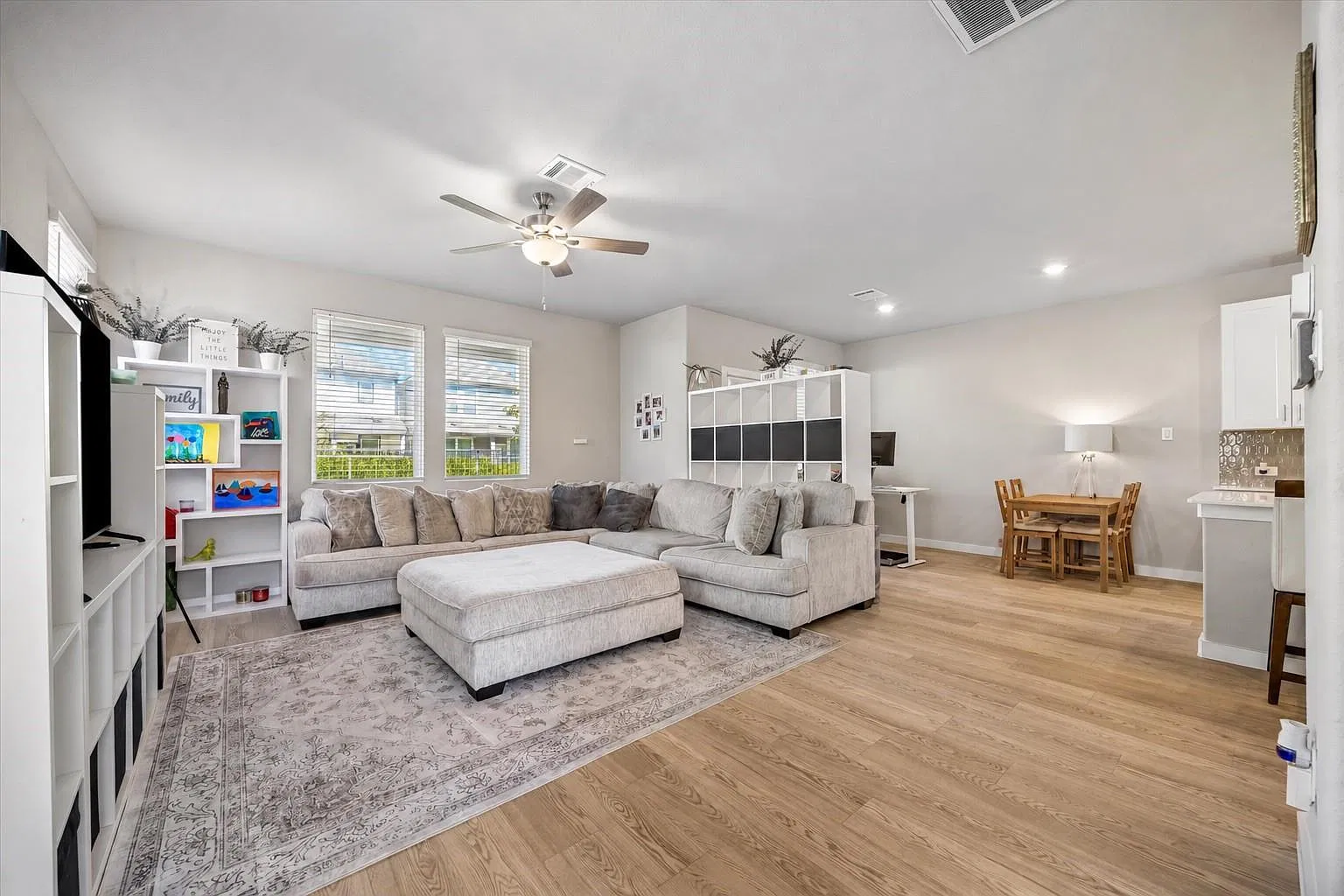 3 bed, 2.5 bath, 1948 sqft, $2,600 — Photo 3