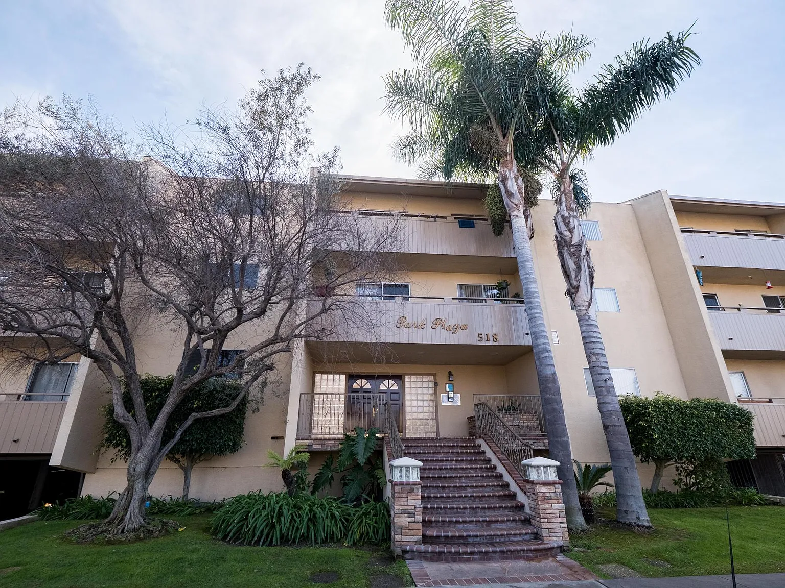 Park Plaza Apartments — Photo 2